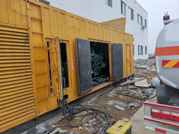 富平如何在发电机出租合同中约定设备的维修和保养责任？