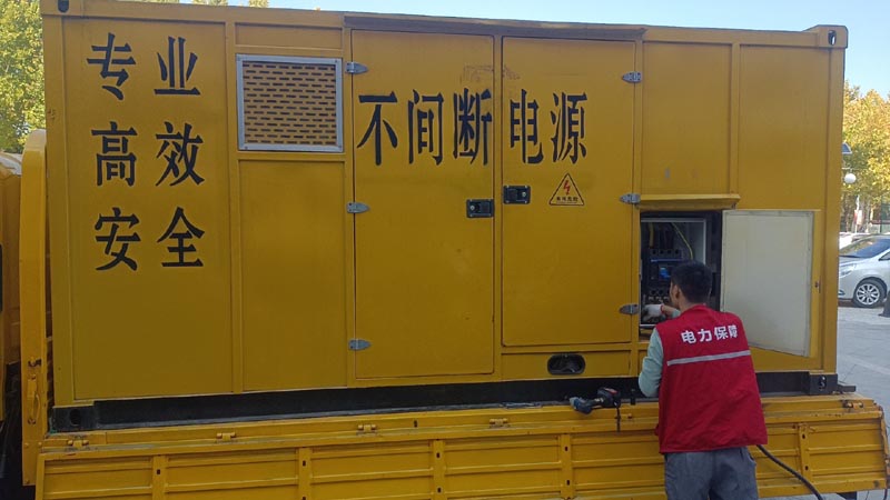 富平柴油发电机组和UPS电源配合使用时，如何避免切换过程中的电力中断？