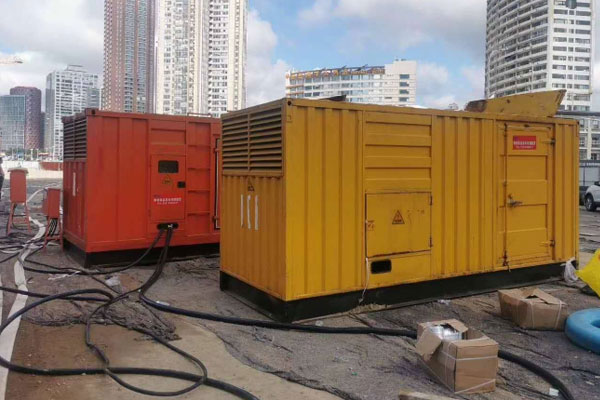 富平压力测试时，发电机组的燃油系统需要达到多少压力？