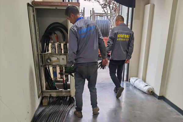 富平柴油发电机组的输出电压调节方式对设备性能有哪些影响？