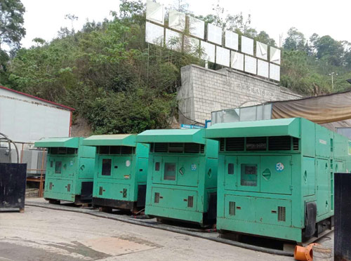 富平先进的应急发电机系统中智能监测和控制系统如何确保电压稳定？